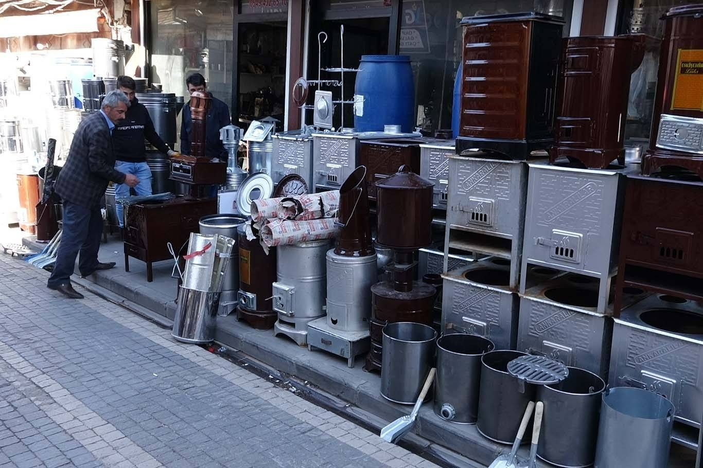 Van Sobacılar Çarşısı’nda kış hareketliliği yaşanıyor Van Sobacılar Çarşısı’nda kış hareketliliği yaşanıyor